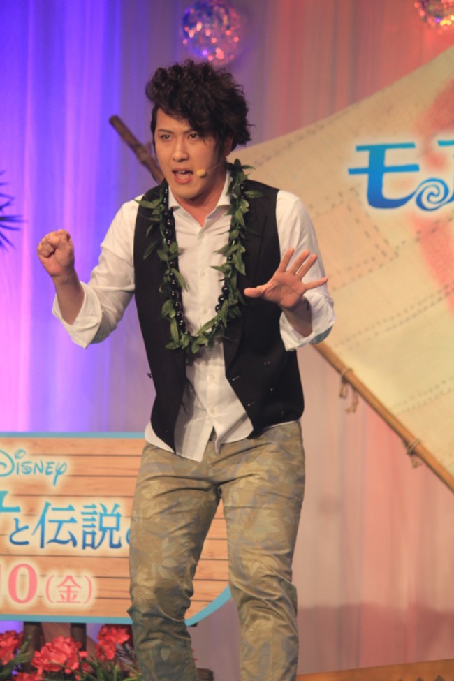 『モアナと伝説の海』日本版声優の尾上松也が歌とダンスを生披露！