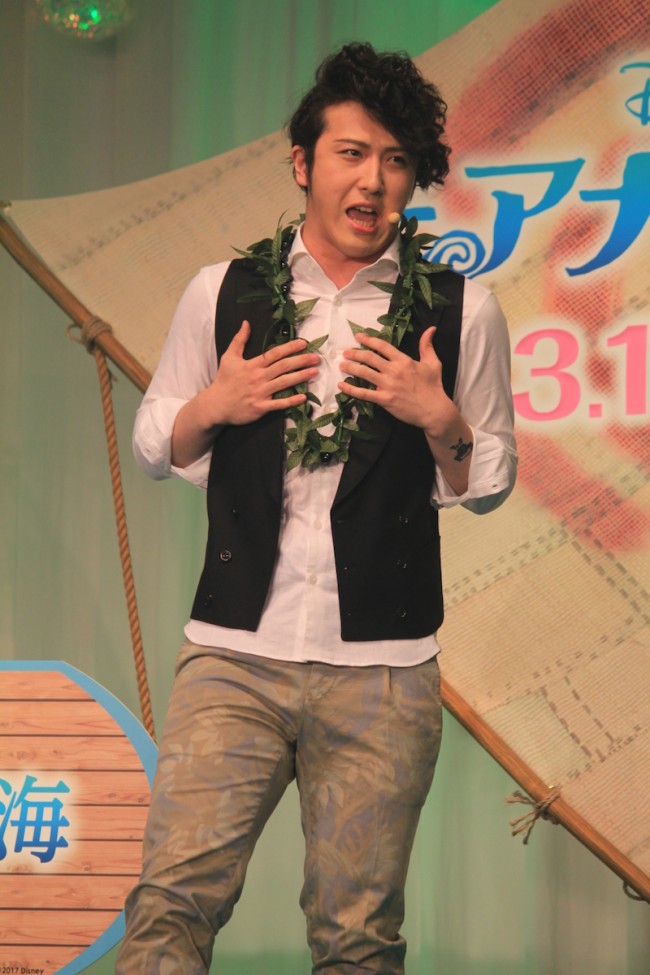 『モアナと伝説の海』日本版声優の尾上松也が歌とダンスを生披露！