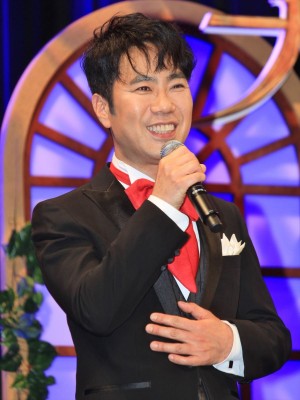 映画『美女と野獣』プレミアム吹替版上映会で名曲を披露した藤井隆