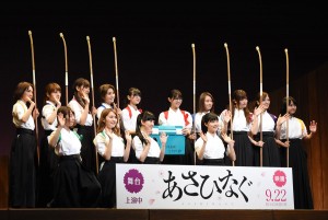 前列左から、北野日奈子、衛藤美彩、堀未央奈、生田絵梨花。後列左から、生駒里奈、若月佑美、新内眞衣、井上小百合、齋藤飛鳥、西野七瀬、桜井玲香、松村沙友理、白石麻衣、伊藤万理華。映画『あさひなぐ』キャスト発表会にて