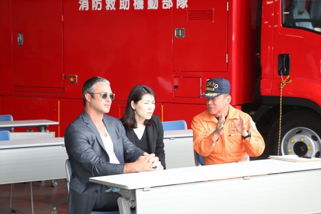 “シカゴ”シリーズのテイラー・キニーが東京消防庁を訪問！
