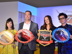 映画『カーズ/クロスロード』新車発表会見に出席した松岡茉優、ブライアン・フィー(監督)、アンドレア・ウォーレン(プロデューサー)、藤森慎吾