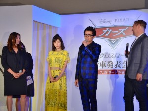 映画『カーズ/クロスロード』新車発表会見に出席したアンドレア・ウォーレン(プロデューサー)、クルーズ役声優の松岡茉優、ストーム役声優の藤森慎吾、ブライアン・フィー(監督)