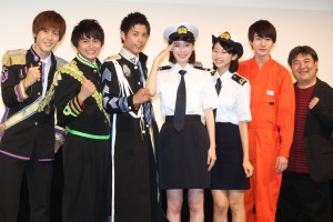 左から土田拓海(BOYS AND MEN)、小林豊(BOYS AND MEN)、勇翔(BOYS AND MEN)、飯豊まりえ、武田玲奈、桜田通、井口昇(監督)、『マジで航海してます。』制作発表会に登壇