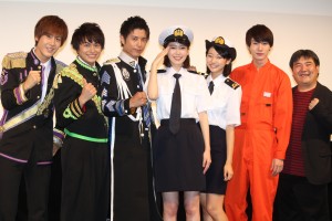 左から土田拓海(BOYS AND MEN)、小林豊(BOYS AND MEN)、勇翔(BOYS AND MEN)、飯豊まりえ、武田玲奈、桜田通、井口昇(監督)、『マジで航海してます。』制作発表会に登壇