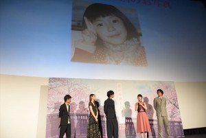 (左から)月川翔監督、北川景子、北村匠海、浜辺美波、小栗旬、『君の膵臓をたべたい』完成披露舞台挨拶にて