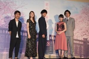 (左から)月川翔監督、北川景子、北村匠海、浜辺美波、小栗旬、『君の膵臓をたべたい』完成披露舞台挨拶にて