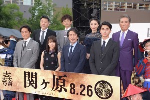 左上から原田眞人監督、滝藤賢一、伊藤歩、西岡徳馬、左手前から平岳大、有村架純、役所広司、東出昌大、映画『関ヶ原』完成披露イベントに登壇