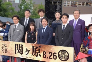 左上から原田眞人監督、滝藤賢一、伊藤歩、西岡徳馬、左手前から平岳大、有村架純、役所広司、東出昌大、映画『関ヶ原』完成披露イベントに登壇