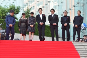 左から是枝裕和監督、斉藤由貴、広瀬すず、福山雅治、役所広司、吉田鋼太郎、満島真之介、映画『三度目の殺人』完成披露試写会レッドカーペットに登場