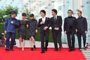 左から是枝裕和監督、斉藤由貴、広瀬すず、福山雅治、役所広司、吉田鋼太郎、満島真之介、映画『三度目の殺人』完成披露試写会レッドカーペットに登場