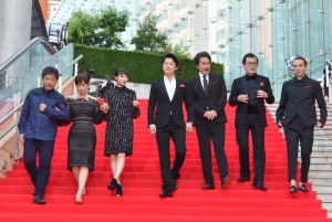 左から是枝裕和監督、斉藤由貴、広瀬すず、福山雅治、役所広司、吉田鋼太郎、満島真之介、映画『三度目の殺人』完成披露試写会レッドカーペットに登場