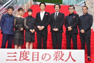 左から是枝裕和監督、斉藤由貴、広瀬すず、福山雅治、役所広司、吉田鋼太郎、満島真之介、映画『三度目の殺人』完成披露試写会レッドカーペットに登場