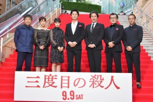 左から是枝裕和監督、斉藤由貴、広瀬すず、福山雅治、役所広司、吉田鋼太郎、満島真之介、映画『三度目の殺人』完成披露試写会レッドカーペットに登場