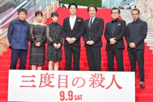 左から是枝裕和監督、斉藤由貴、広瀬すず、福山雅治、役所広司、吉田鋼太郎、満島真之介、映画『三度目の殺人』完成披露試写会レッドカーペットに登場