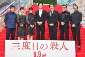左から是枝裕和監督、斉藤由貴、広瀬すず、福山雅治、役所広司、吉田鋼太郎、満島真之介、映画『三度目の殺人』完成披露試写会レッドカーペットに登場
