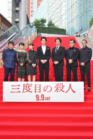 左から是枝裕和監督、斉藤由貴、広瀬すず、福山雅治、役所広司、吉田鋼太郎、満島真之介、映画『三度目の殺人』完成披露試写会レッドカーペットに登場