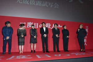 左から是枝裕和監督、斉藤由貴、広瀬すず、福山雅治、役所広司、吉田鋼太郎、満島真之介、映画『三度目の殺人』完成披露試写会に登壇