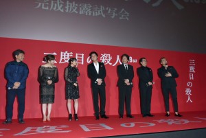 左から是枝裕和監督、斉藤由貴、広瀬すず、福山雅治、役所広司、吉田鋼太郎、満島真之介、映画『三度目の殺人』完成披露試写会に登壇