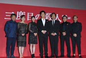 左から是枝裕和監督、斉藤由貴、広瀬すず、福山雅治、役所広司、吉田鋼太郎、満島真之介、映画『三度目の殺人』完成披露試写会に登壇