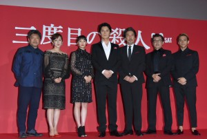 左から是枝裕和監督、斉藤由貴、広瀬すず、福山雅治、役所広司、吉田鋼太郎、満島真之介、映画『三度目の殺人』完成披露試写会に登壇