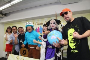 左から岡田紗佳、岸学(どきどきキャンプ)、彦摩呂、アニマル浜口、鳥居みゆき、ゴー☆ジャス、UZI、『知らナインズ』結成式に登場