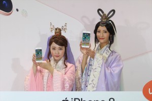 auのiPhone 8 発売セレモニーに登場した菜々緒と川栄李奈