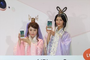 au iPhone 8発売セレモニーに登場した菜々緒と川栄李奈