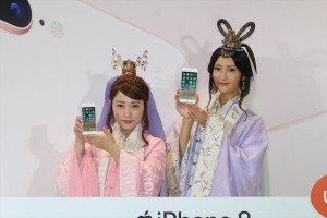 au iPhone 8発売セレモニーに登場した菜々緒と川栄李奈