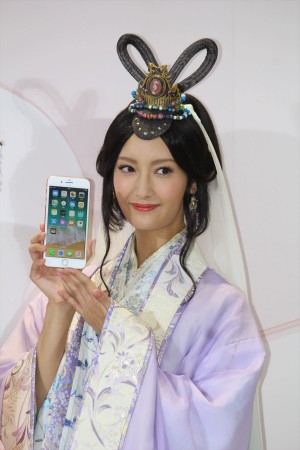 au iPhone 8発売セレモニーに登場した菜々緒