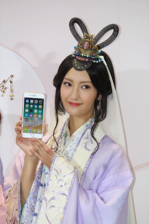 au iPhone 8発売セレモニーに登場した菜々緒