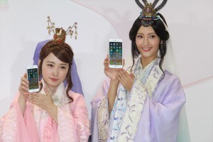 au iPhone 8発売セレモニーに登場した菜々緒と川栄李奈