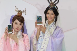 au iPhone 8発売セレモニーに登場した菜々緒と川栄李奈