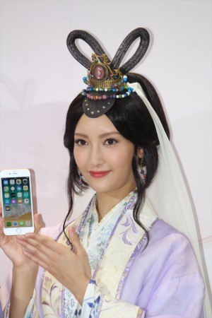 au iPhone 8発売セレモニーに登場した菜々緒