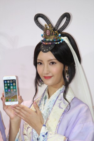 au iPhone 8発売セレモニーに登場した菜々緒