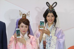 au iPhone 8発売セレモニーに登場した菜々緒と川栄李奈