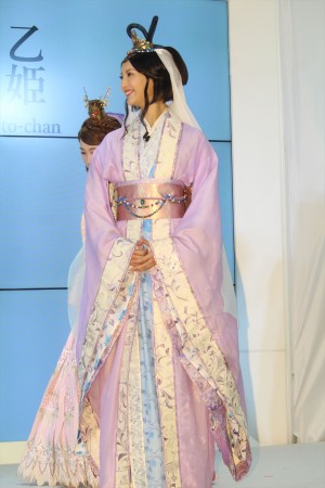 au iPhone 8発売セレモニーに登場した菜々緒