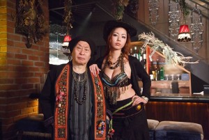 映画『牙狼<GARO>神ノ牙-KAMINOKIBA-』に出演する泉谷しげると黒木桃子