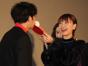 映画『ミックス。』初日舞台挨拶で瑛太にラケット型のクッキーを食べさせる新垣結衣