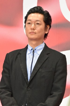 井浦新、「第30回東京国際映画祭」オープニング&レッドカーペットに登場
