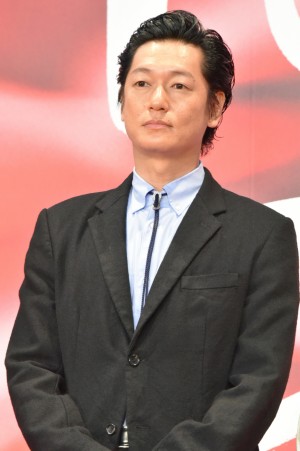 井浦新、「第30回東京国際映画祭」オープニング&レッドカーペットに登場