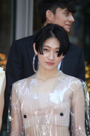 コムアイ、VOGUE JAPAN WOMEN OF THE YEAR 2017 授賞式(レッドカーペット)に登場