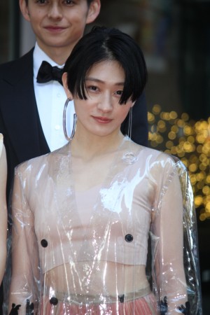 コムアイ、VOGUE JAPAN WOMEN OF THE YEAR 2017 授賞式(レッドカーペット)に登場