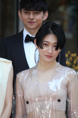 コムアイ、VOGUE JAPAN WOMEN OF THE YEAR 2017 授賞式(レッドカーペット)に登場
