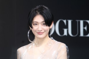 コムアイ、VOGUE JAPAN WOMEN OF THE YEAR 2017 授賞式・記者会見に登場