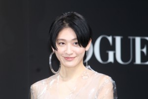 コムアイ、VOGUE JAPAN WOMEN OF THE YEAR 2017 授賞式・記者会見に登場