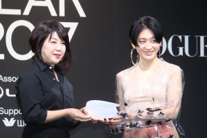 コムアイ、VOGUE JAPAN WOMEN OF THE YEAR 2017 授賞式・記者会見に登場