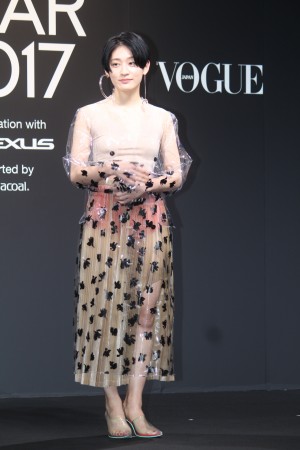 コムアイ、VOGUE JAPAN WOMEN OF THE YEAR 2017 授賞式・記者会見に登場