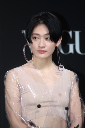 コムアイ、VOGUE JAPAN WOMEN OF THE YEAR 2017 授賞式・記者会見に登場
