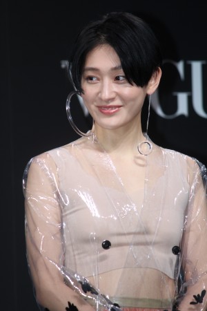 コムアイ、VOGUE JAPAN WOMEN OF THE YEAR 2017 授賞式・記者会見に登場